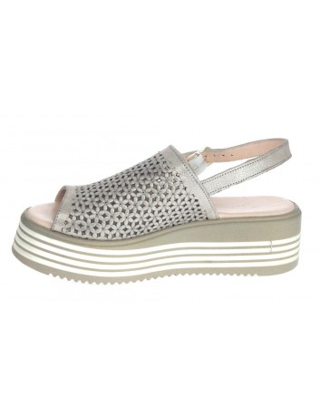 Sandały skórzane damskie-koturn LU G225-2000,T.Sokolski,w srebrnym kolorze